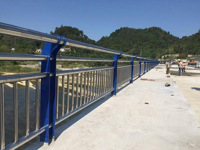 贵州威雅助力桥梁安全 桥梁防撞栏杆安装与波形护栏产品动态